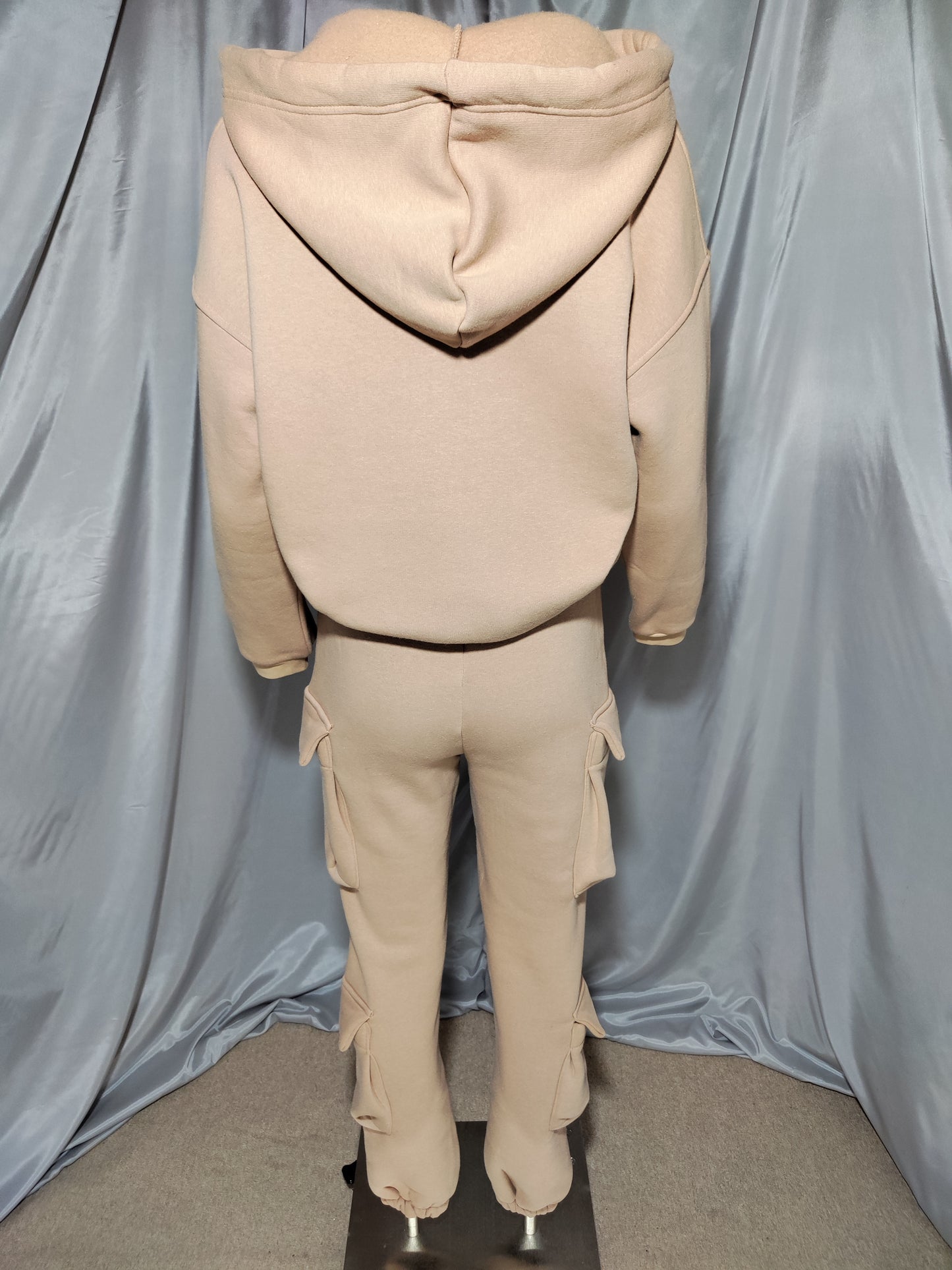 Bež trenirka s kapuljačom i bočnim džepovima