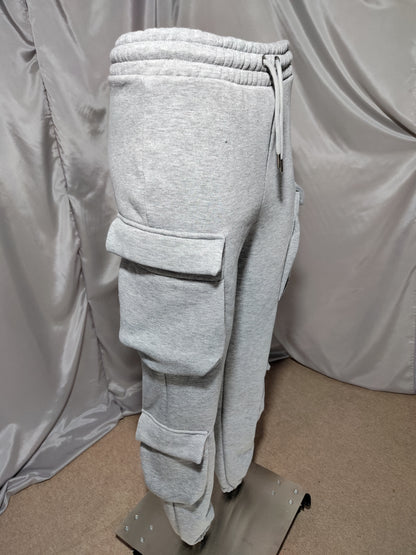 Siva trenirka s kapuljačom i bočnim džepovima