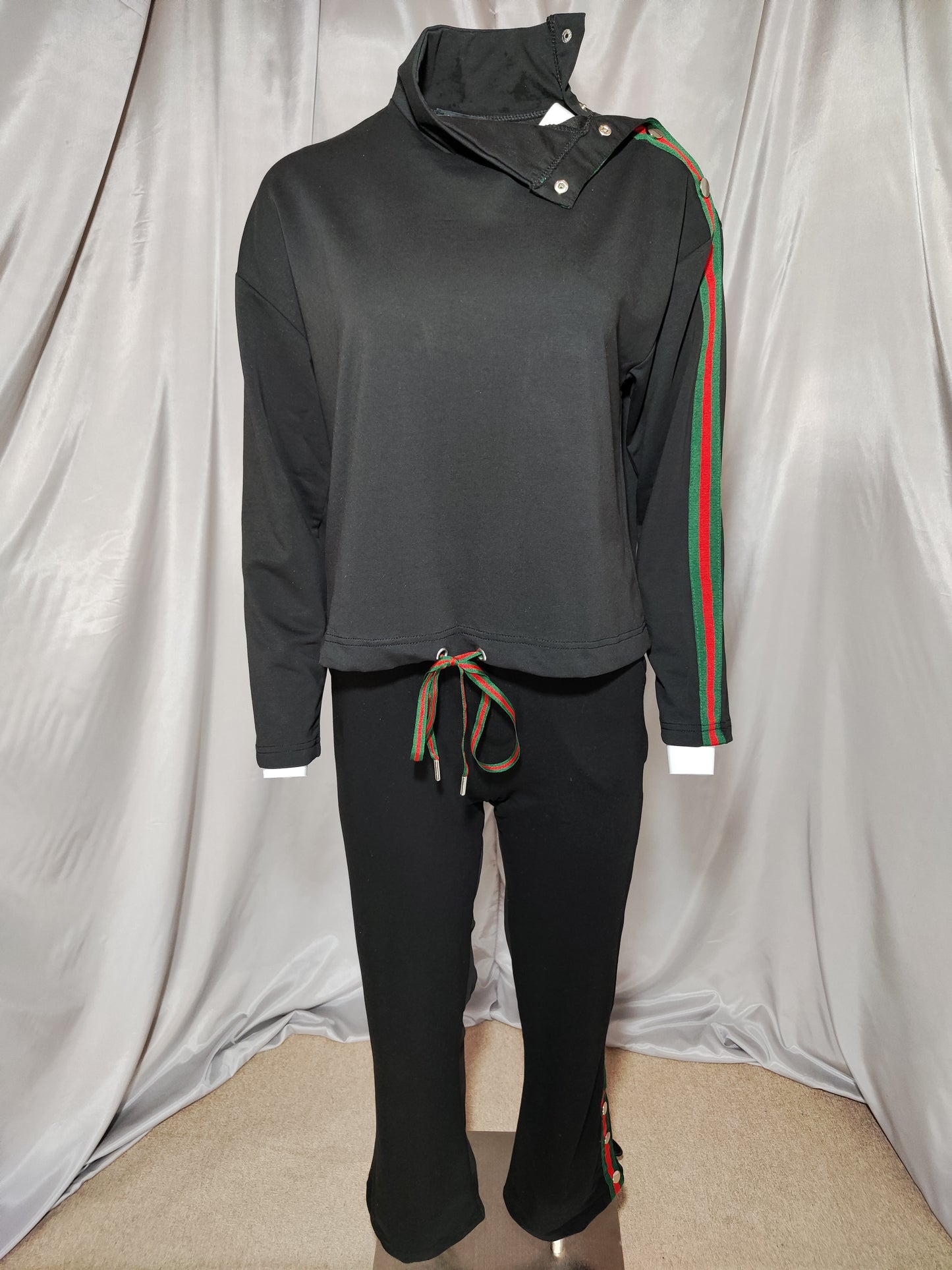 Crna trenirka s detaljima u crvenoj i zelenoj boji