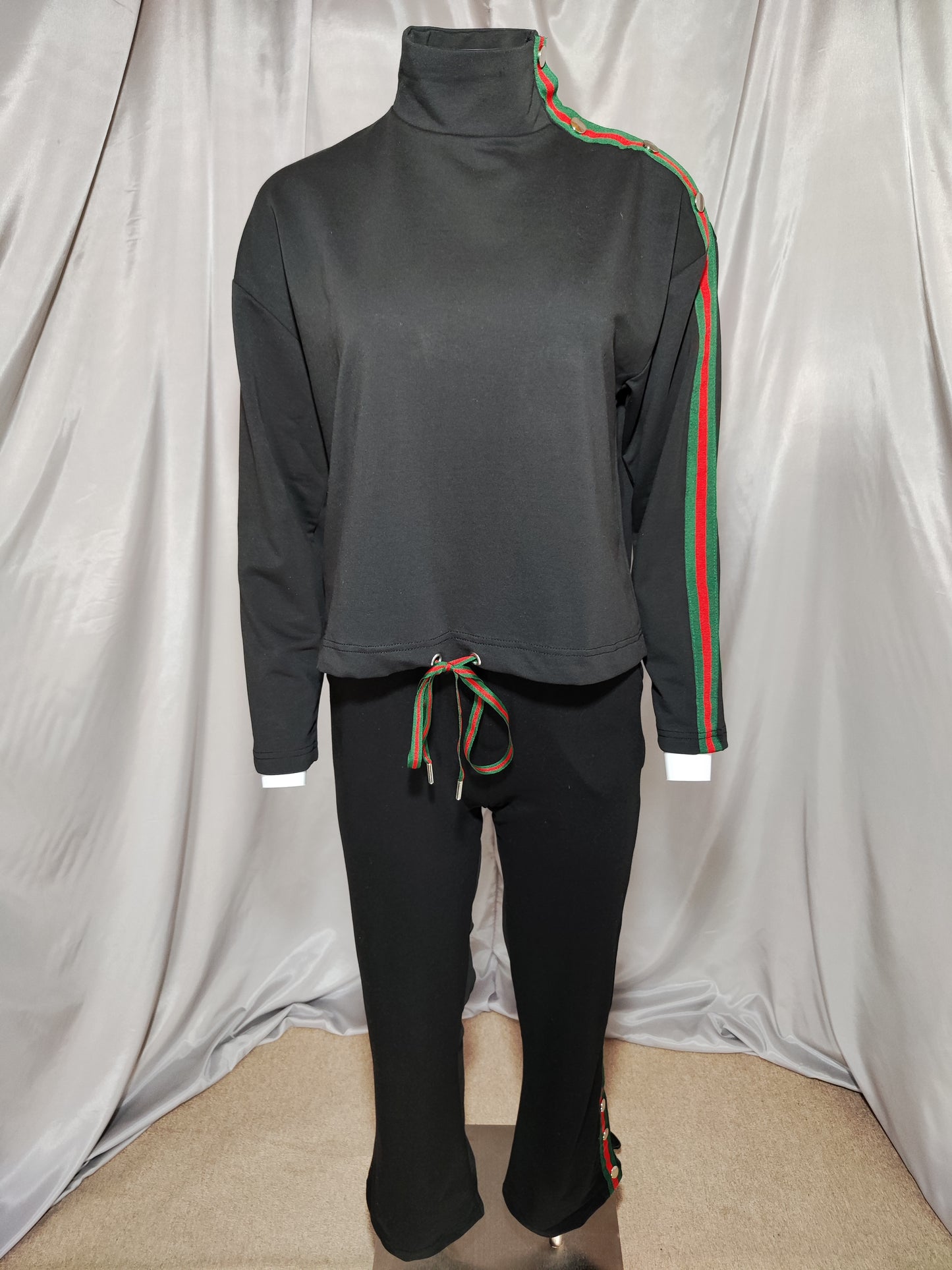 Crna trenirka s detaljima u crvenoj i zelenoj boji