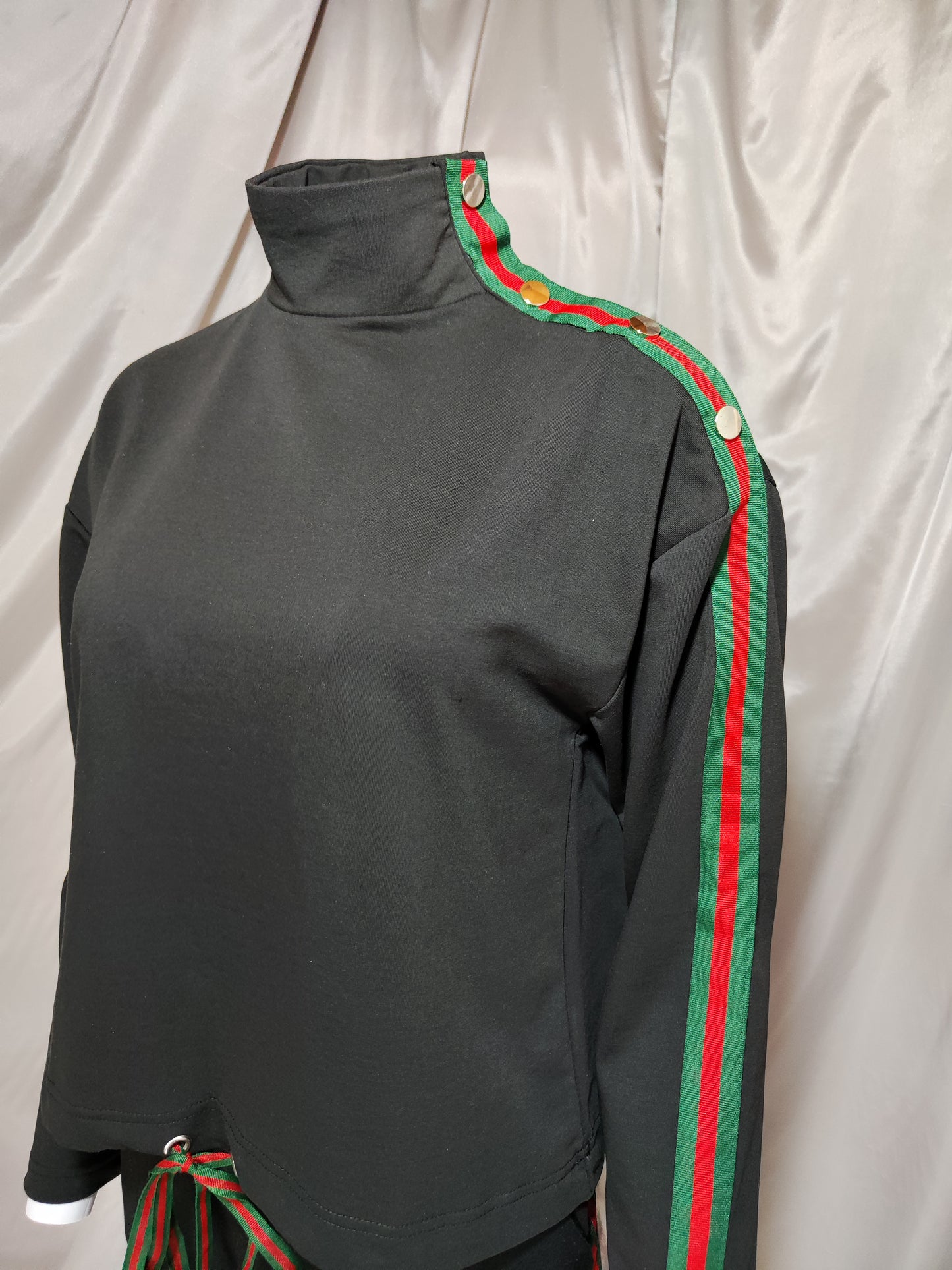 Crna trenirka s detaljima u crvenoj i zelenoj boji