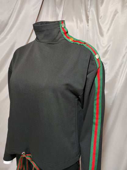 Crna trenirka s detaljima u crvenoj i zelenoj boji