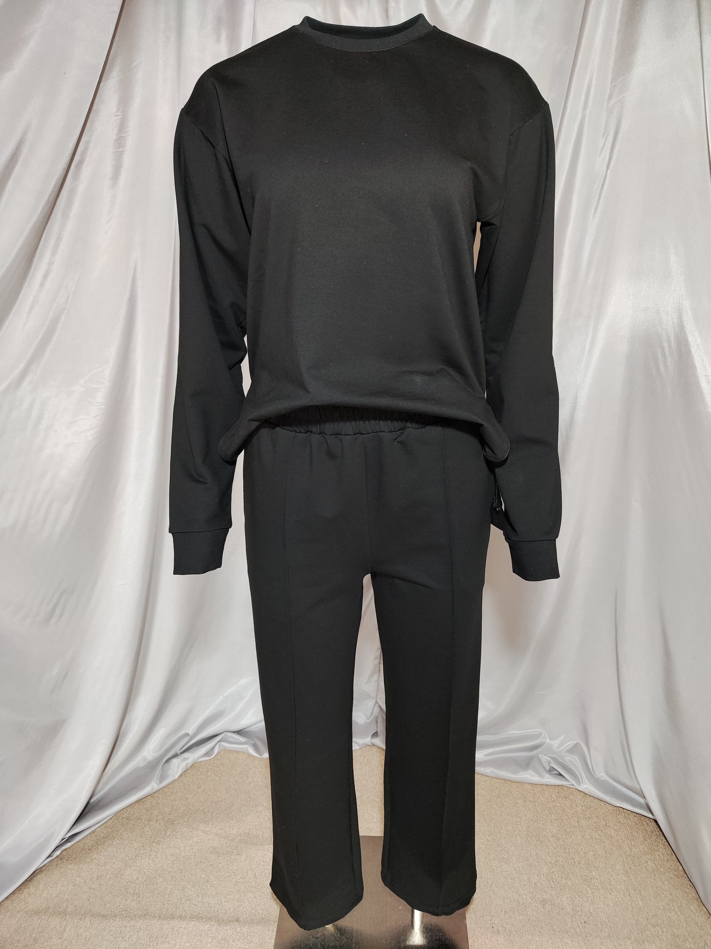 Crna trenirka s patentnim zatvaračem sa strane