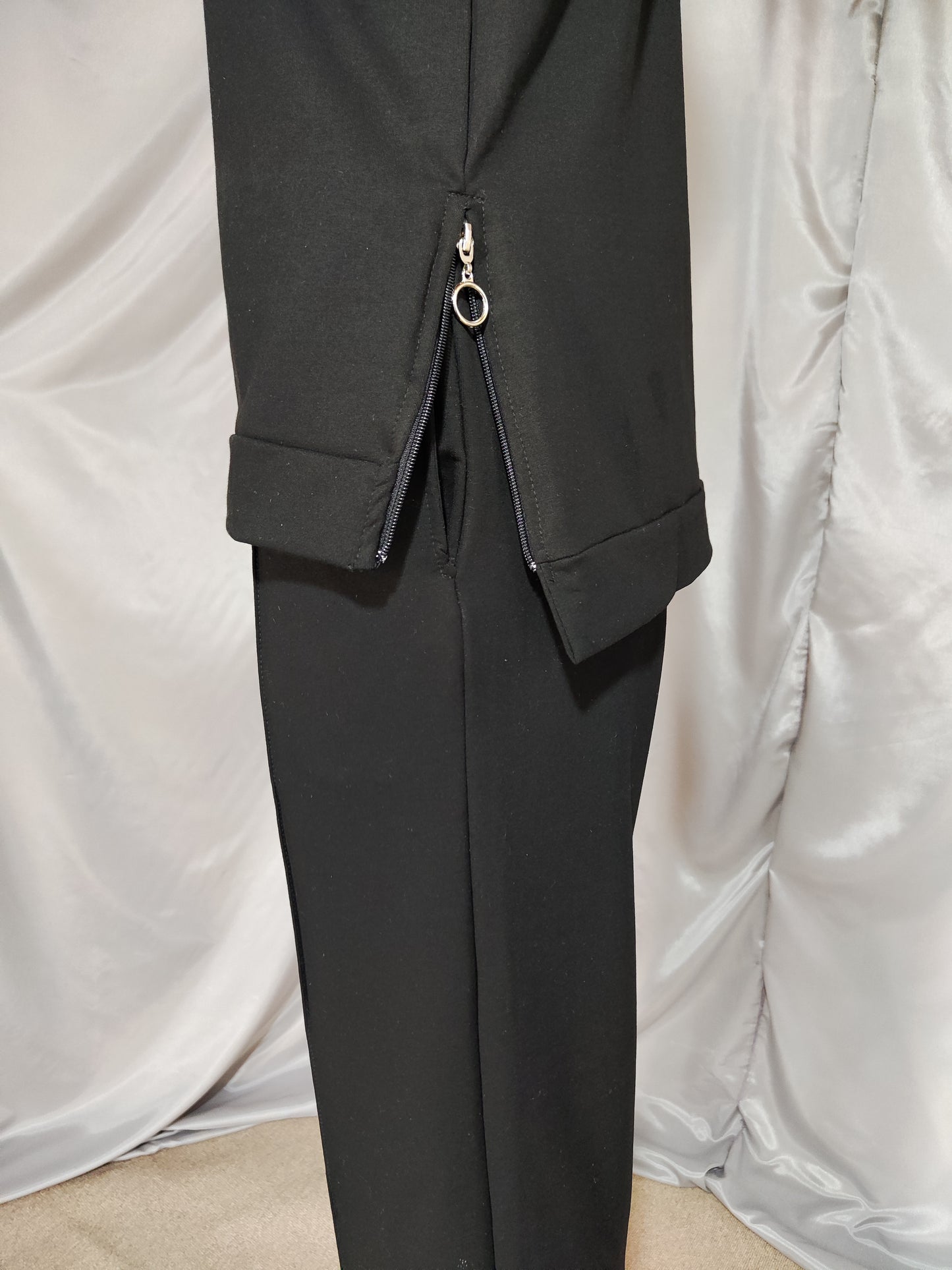 Crna trenirka s patentnim zatvaračem sa strane