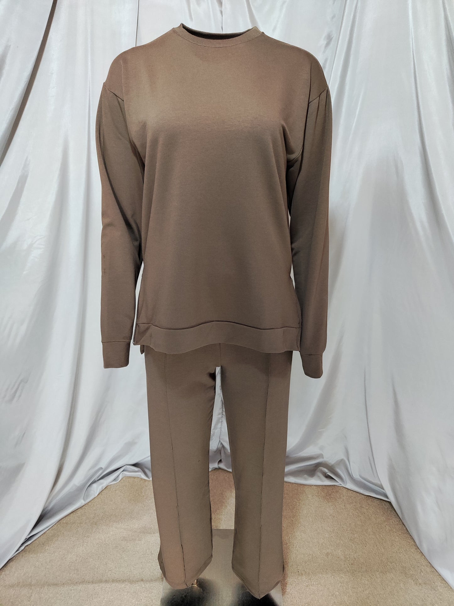 Smeđa trenirka s patentnim zatvaračem sa strane