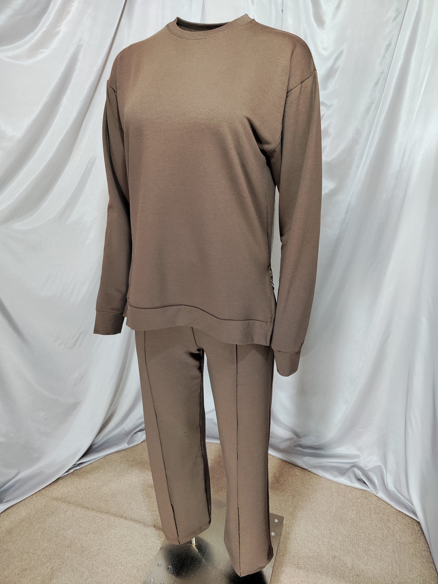 Smeđa trenirka s patentnim zatvaračem sa strane