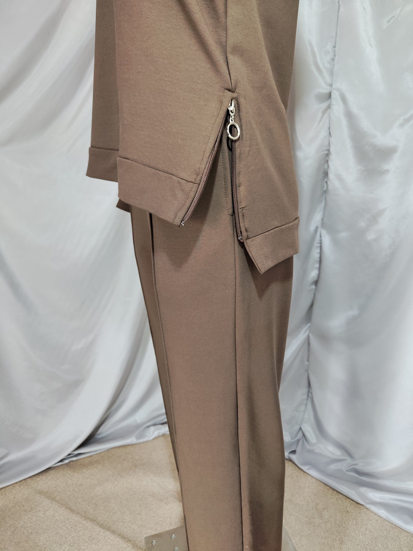 Smeđa trenirka s patentnim zatvaračem sa strane