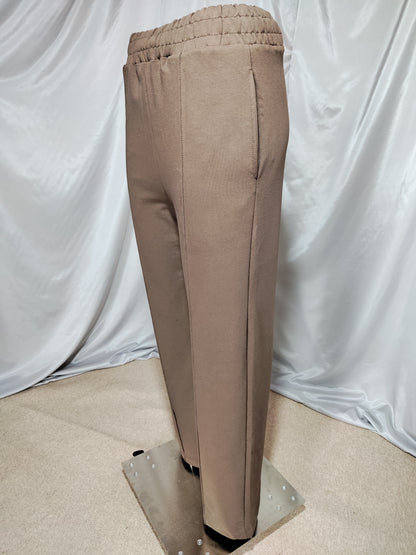 Smeđa trenirka s patentnim zatvaračem sa strane