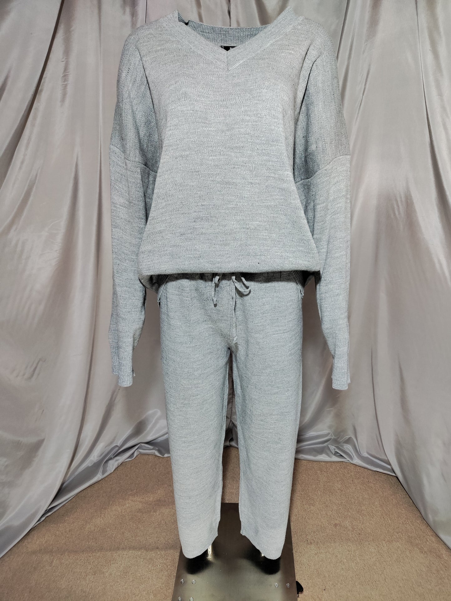 Siva pletena trenirka