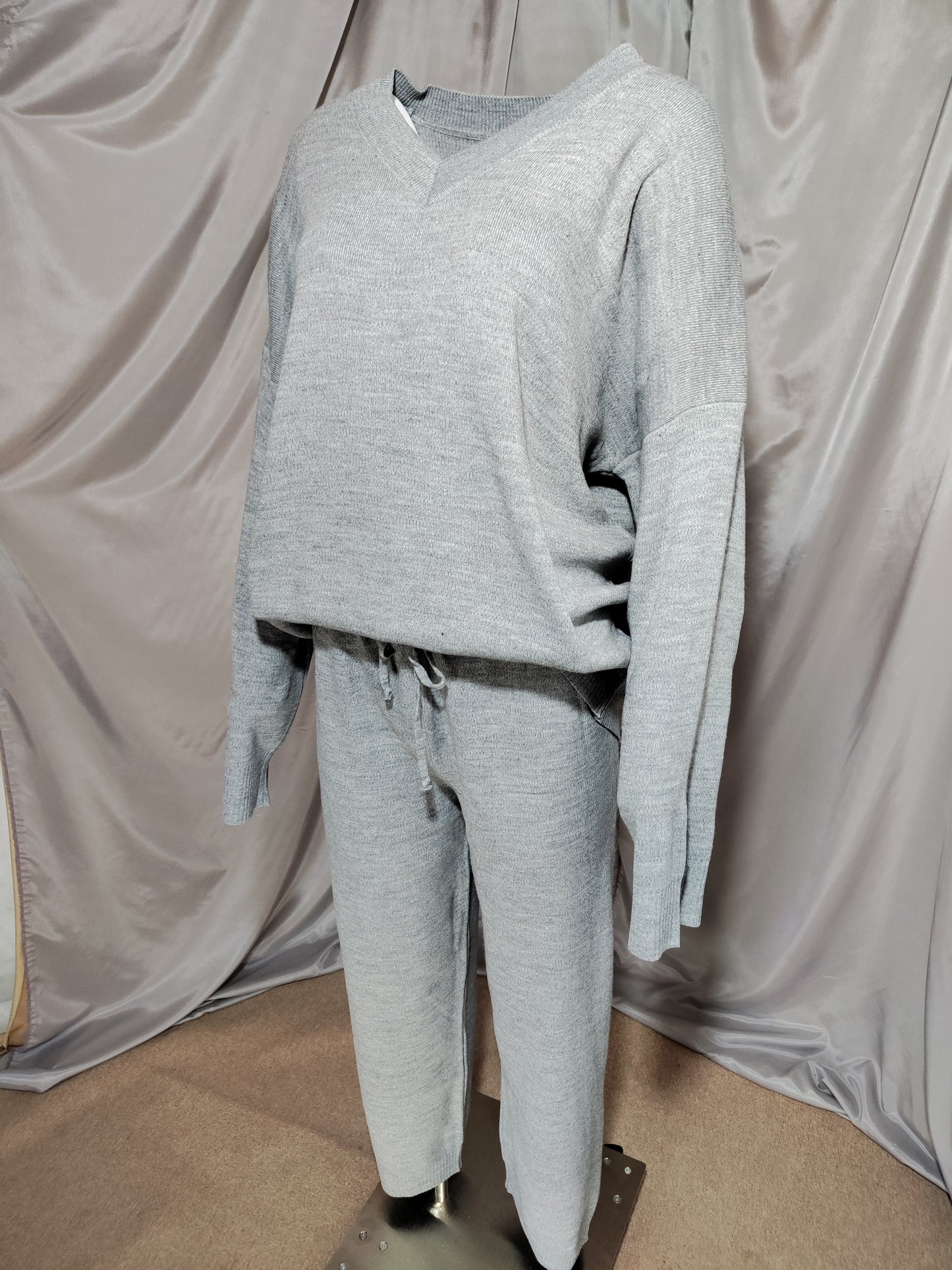 Siva pletena trenirka