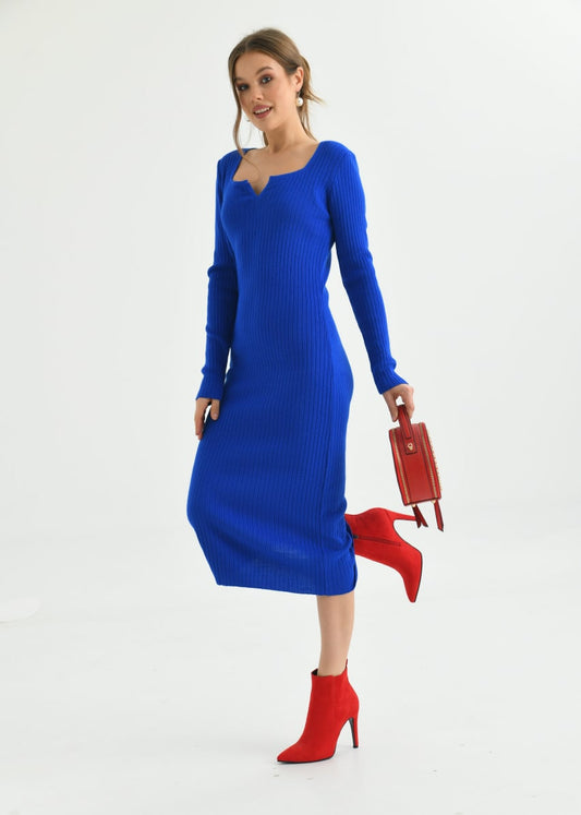 Plava uska haljina s izrezom