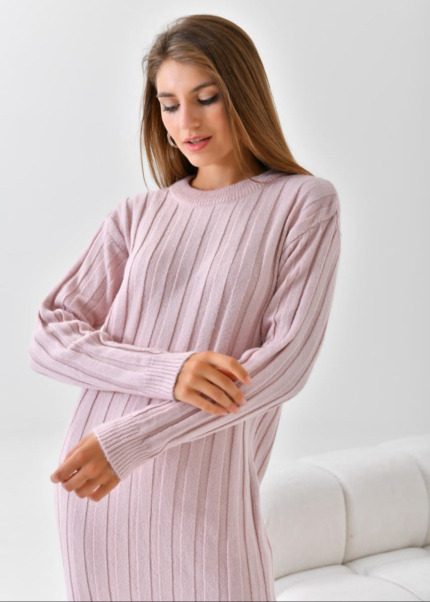 Rebrasta pletena haljina u rozoj nijansi