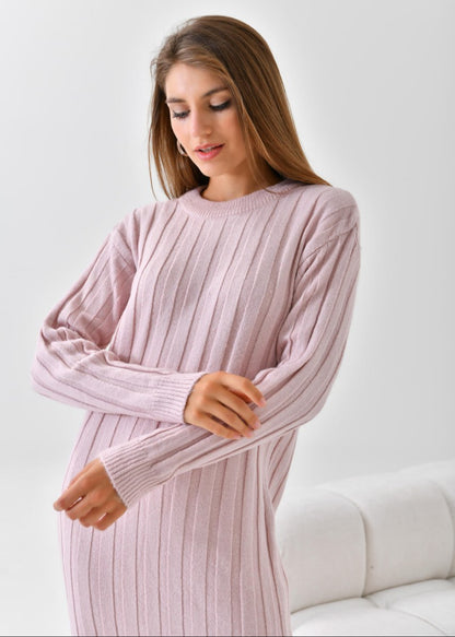 Rebrasta pletena haljina u rozoj nijansi