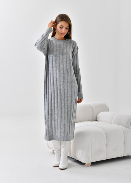 Siva pletena haljina s prugastom teksturom