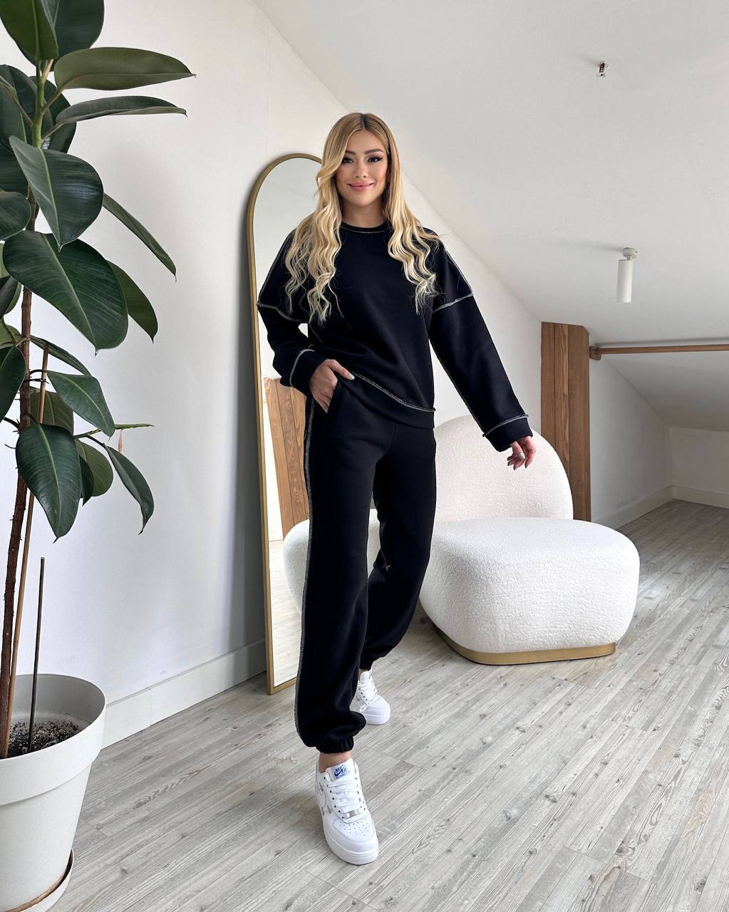 Crna trenirka s kontrastnim šavovima