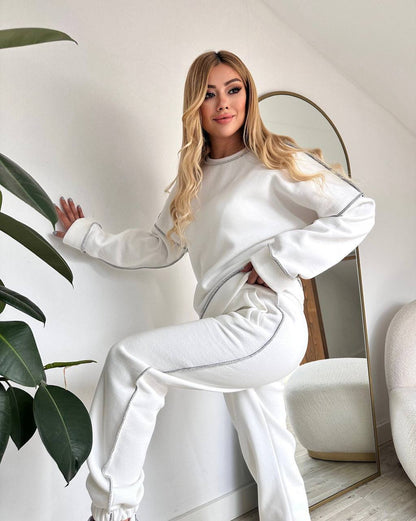 Bijela trenirka s kontrastnim šavovima