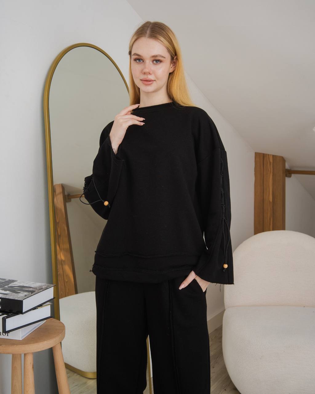 Crna trenirka sa detaljima na rukavima