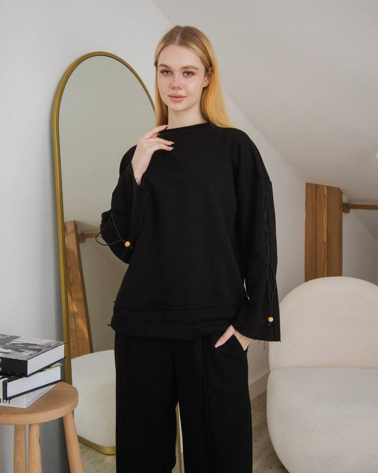 Crna trenirka sa detaljima na rukavima