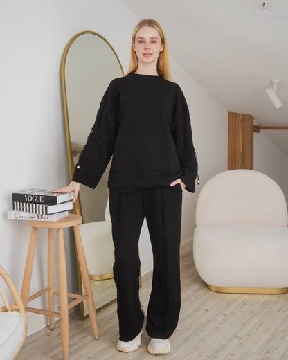 Crna trenirka sa detaljima na rukavima