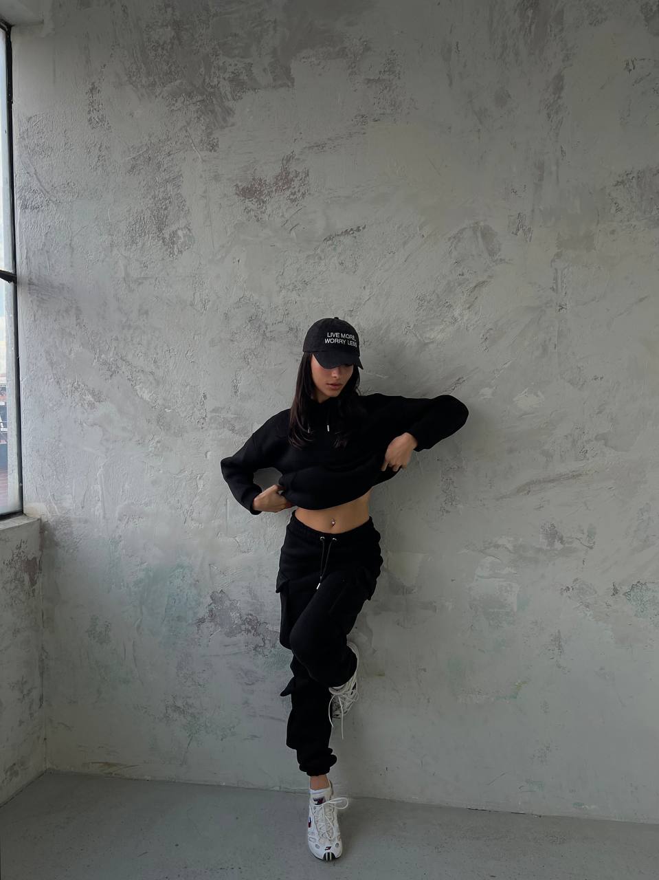 Crna trenirka s kapuljačom i bočnim džepovima