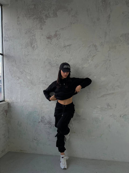 Crna trenirka s kapuljačom i bočnim džepovima