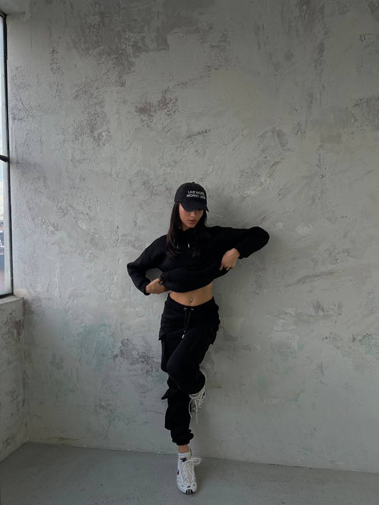 Crna trenirka s kapuljačom i bočnim džepovima