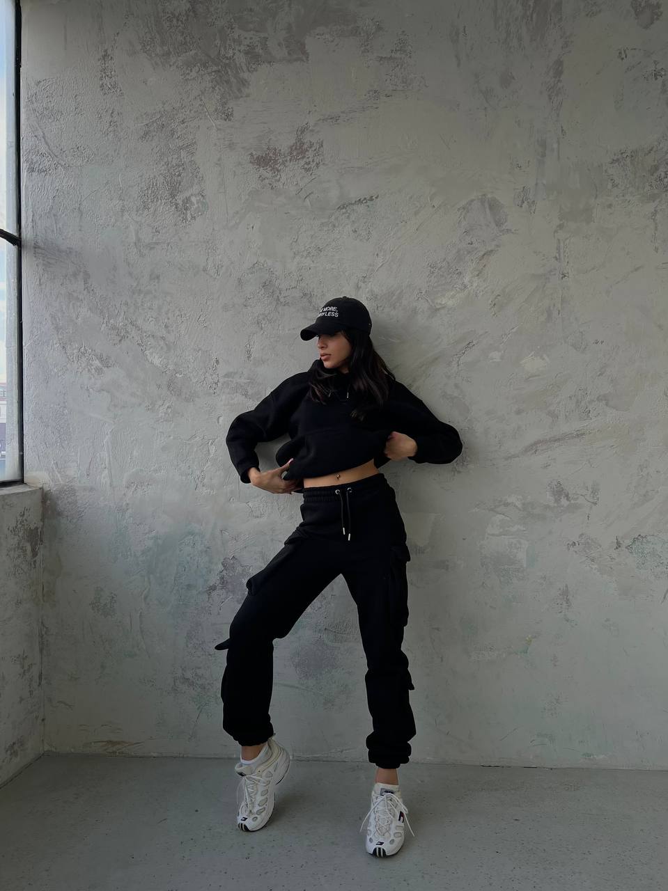 Crna trenirka s kapuljačom i bočnim džepovima