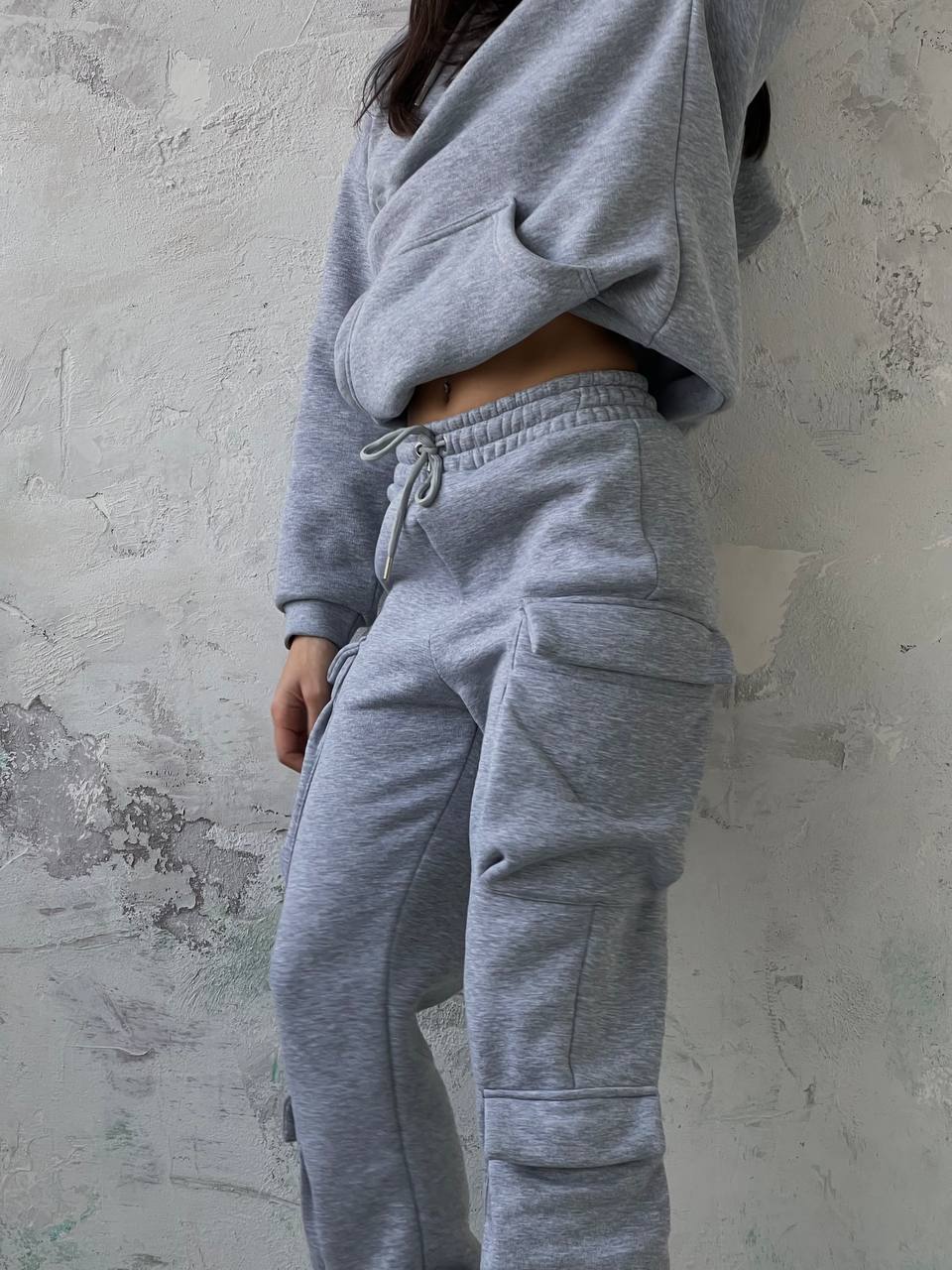 Siva trenirka s kapuljačom i bočnim džepovima