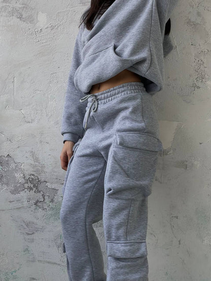 Siva trenirka s kapuljačom i bočnim džepovima