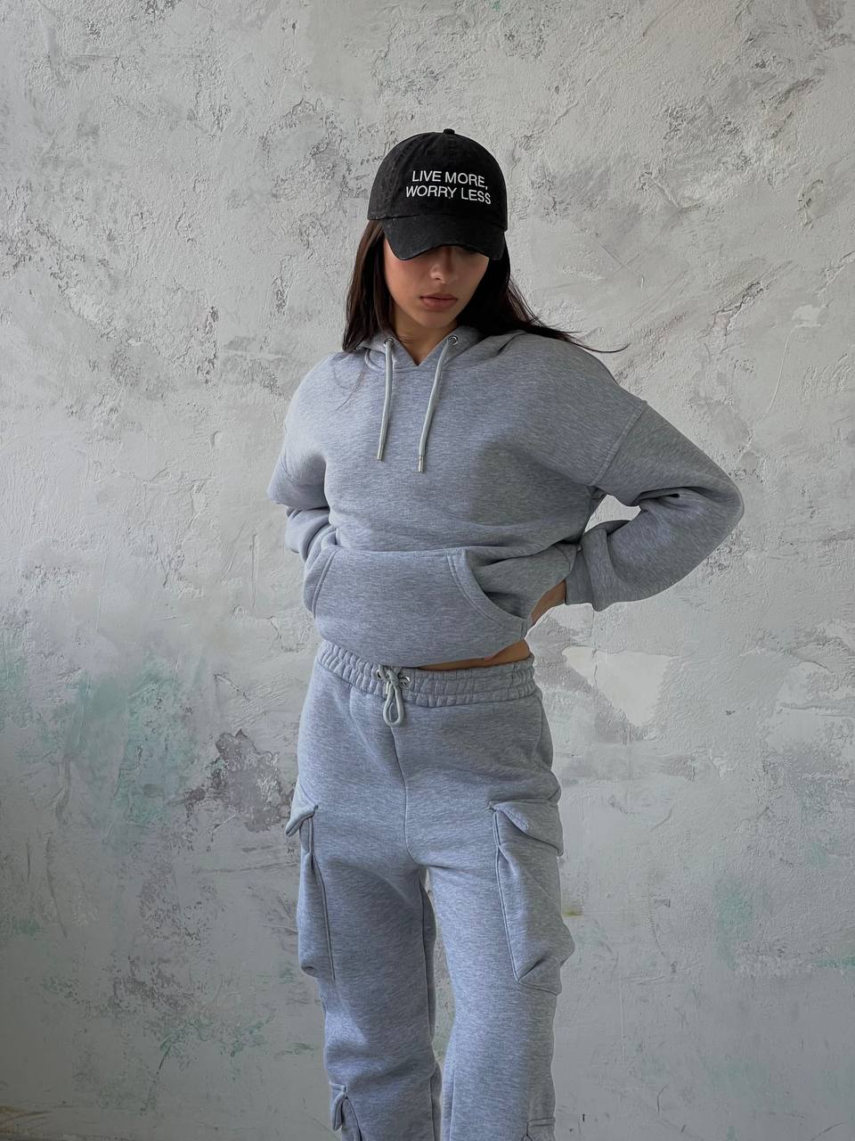 Siva trenirka s kapuljačom i bočnim džepovima