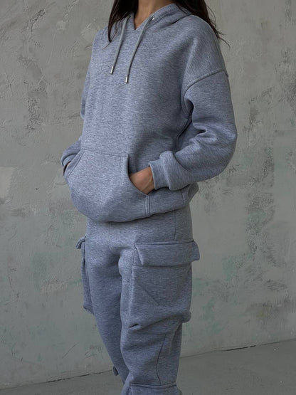 Siva trenirka s kapuljačom i bočnim džepovima