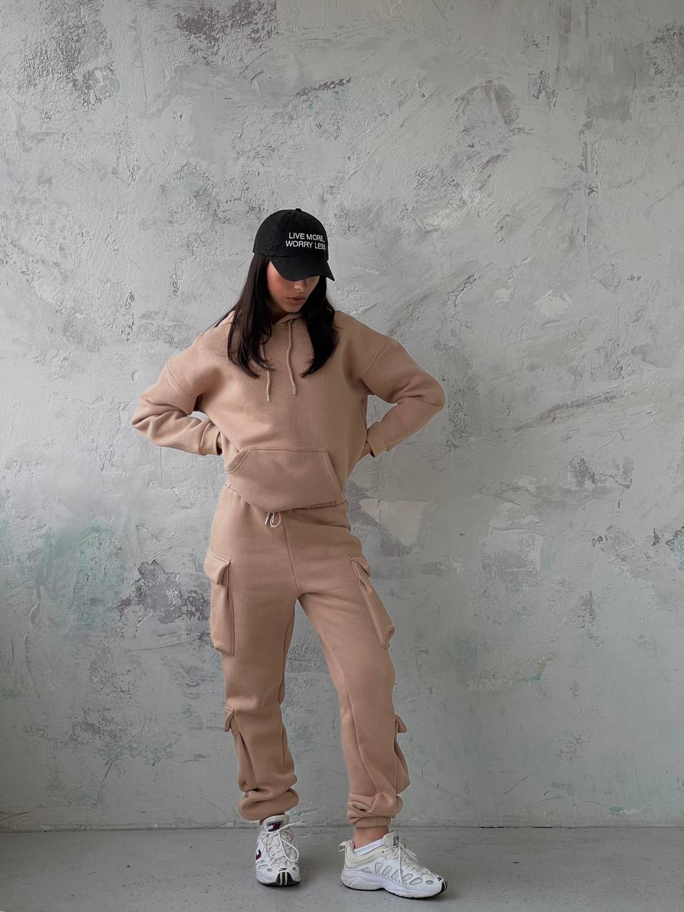 Bež trenirka s kapuljačom i bočnim džepovima