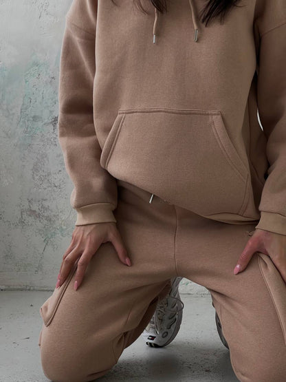 Bež trenirka s kapuljačom i bočnim džepovima