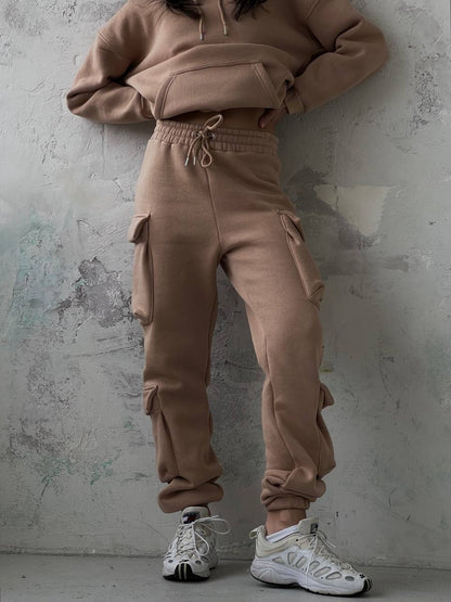 Bež trenirka s kapuljačom i bočnim džepovima