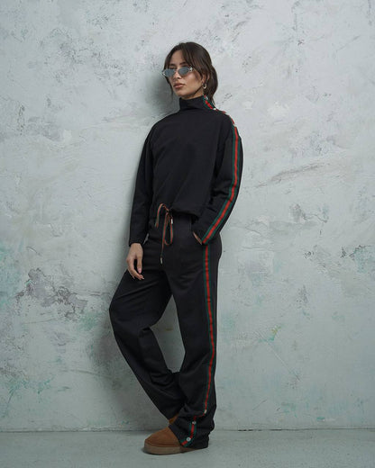 Crna trenirka s detaljima u crvenoj i zelenoj boji