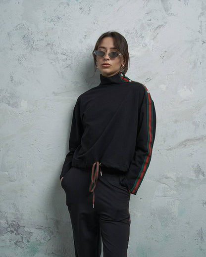 Crna trenirka s detaljima u crvenoj i zelenoj boji