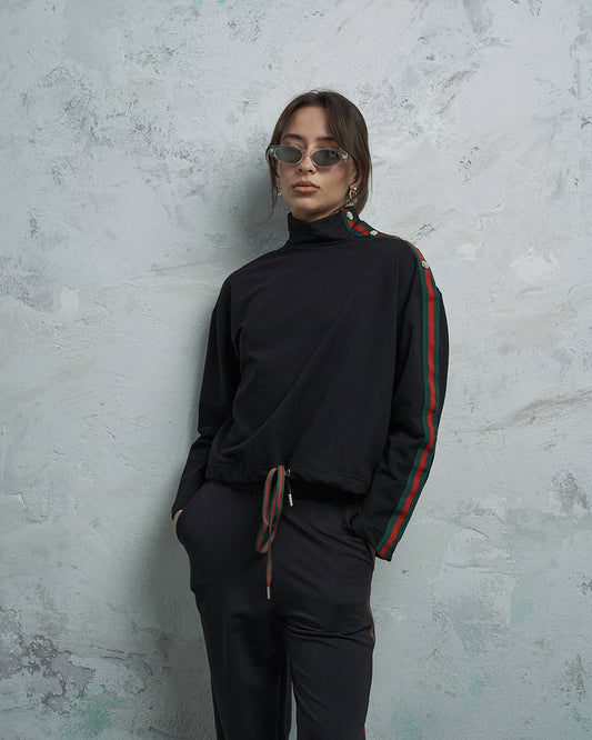 Crna trenirka s detaljima u crvenoj i zelenoj boji
