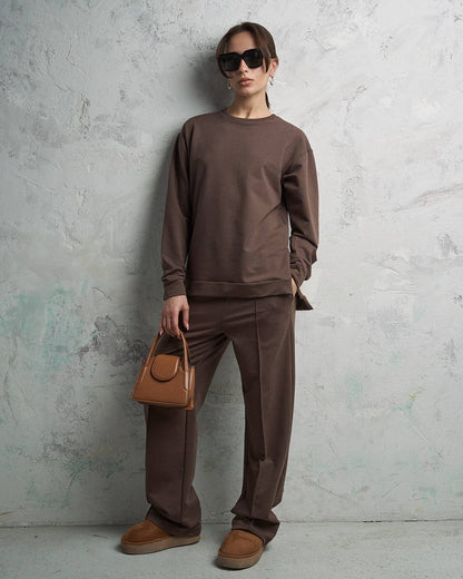 Smeđa trenirka s patentnim zatvaračem sa strane