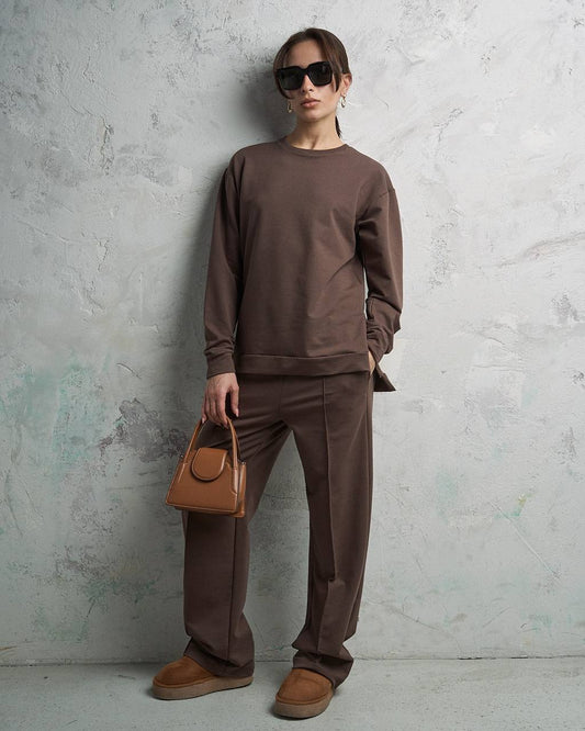 Smeđa trenirka s patentnim zatvaračem sa strane