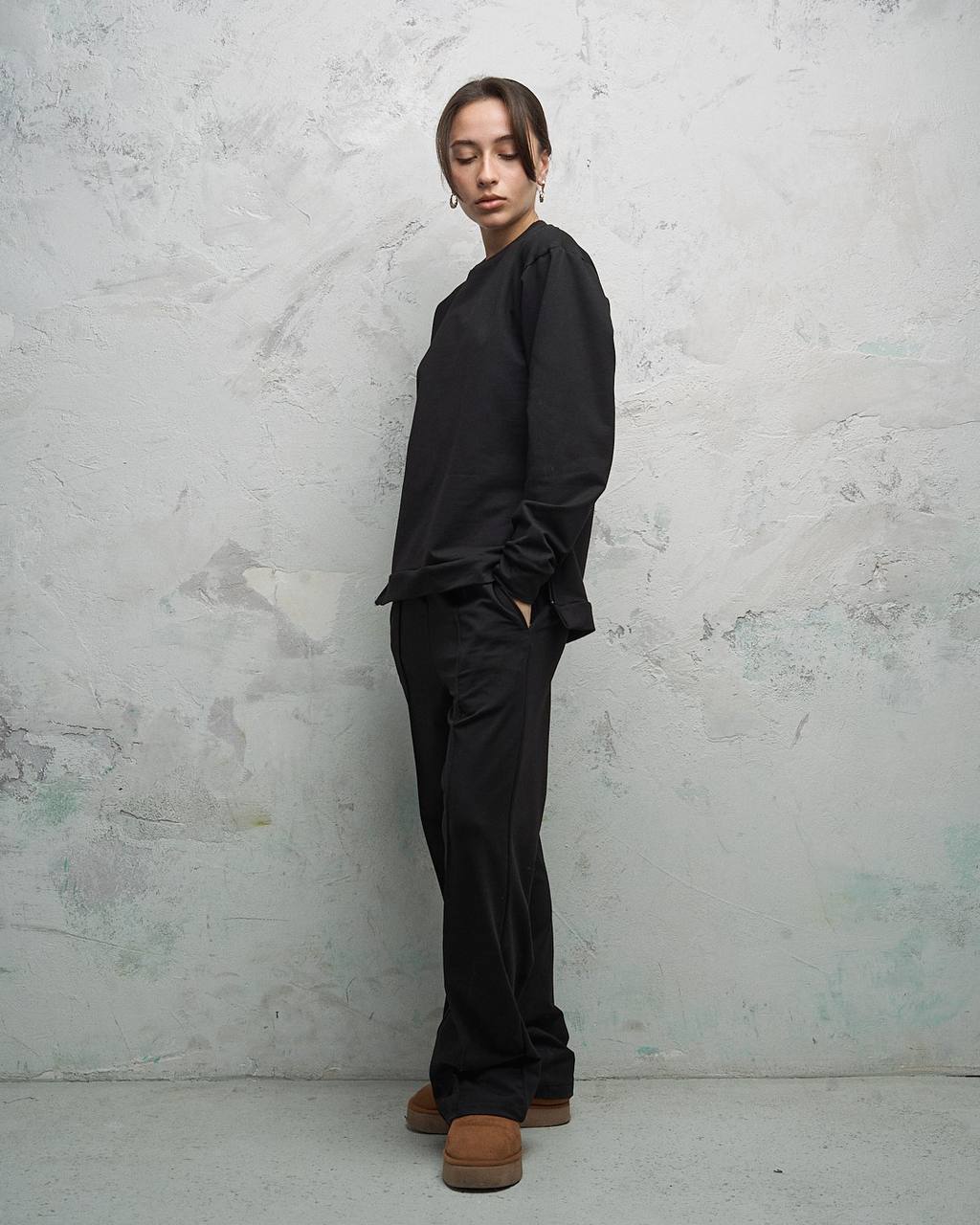 Crna trenirka s patentnim zatvaračem sa strane