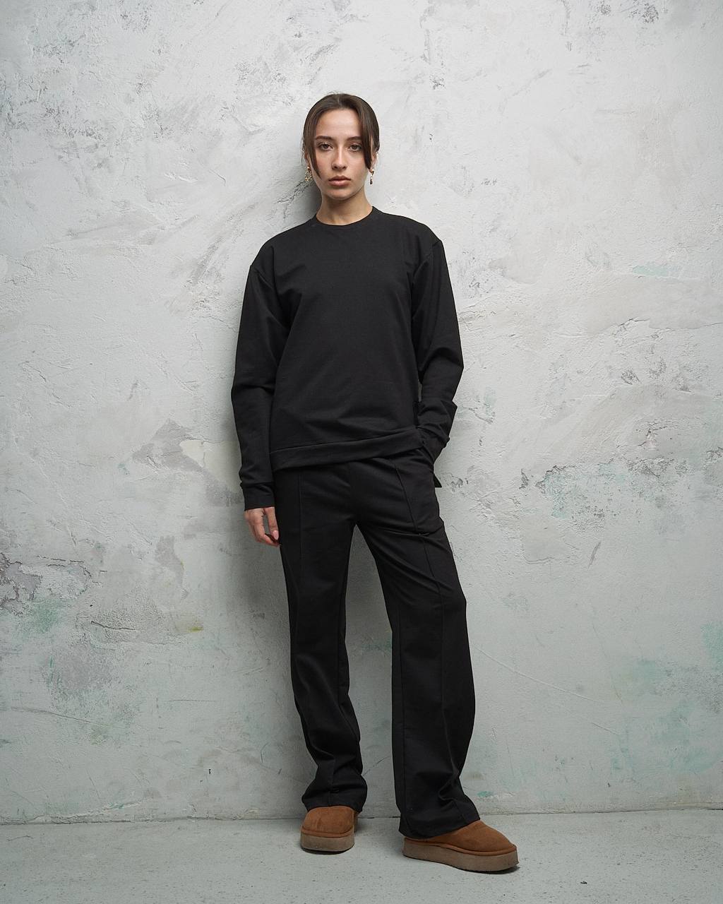 Crna trenirka s patentnim zatvaračem sa strane