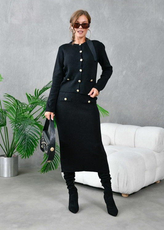 Crni komplet sa zlatnim gumbima