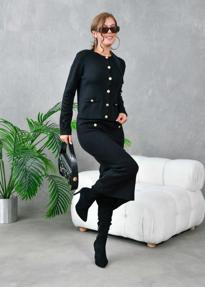 Crni komplet sa zlatnim gumbima