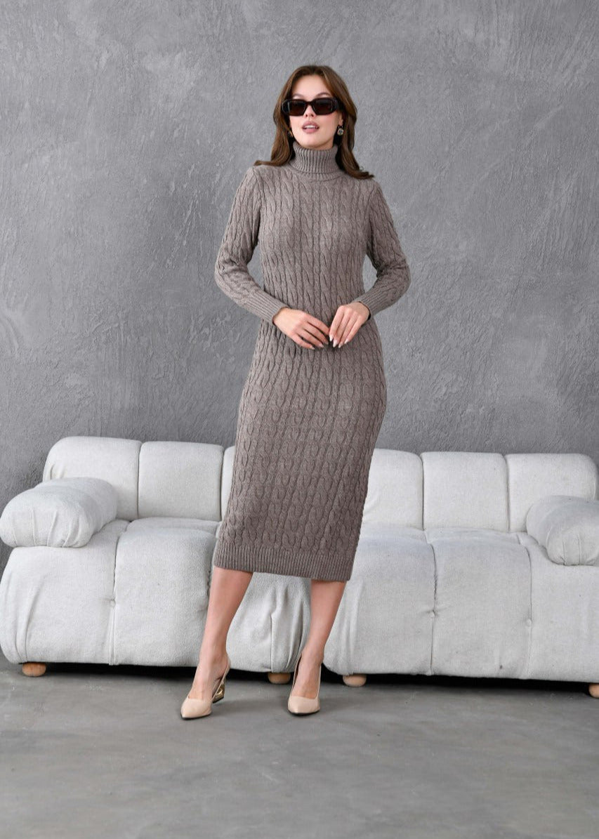 Smeđa pletena haljina s dolčevita ovratnikom