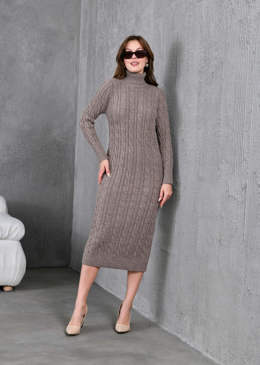 Smeđa pletena haljina s dolčevita ovratnikom
