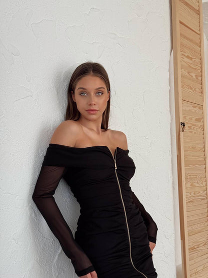 Off-shoulder crna haljina s mrežastim rukavima