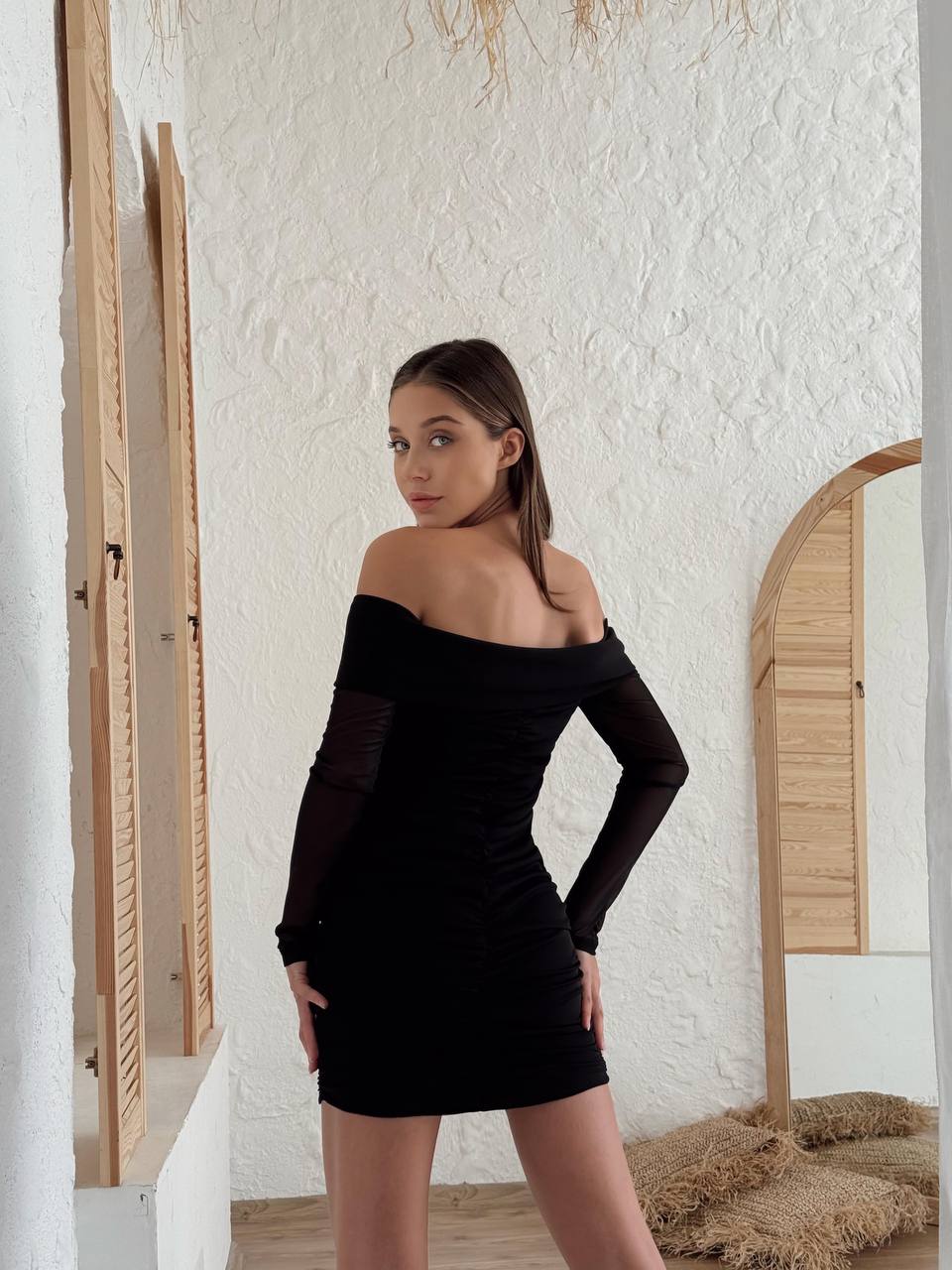 Off-shoulder crna haljina s mrežastim rukavima