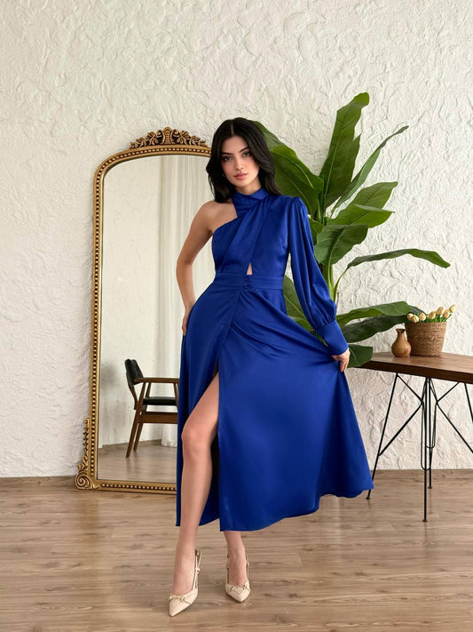 Plava satenska midi haljina s asimetričnim dizajnom