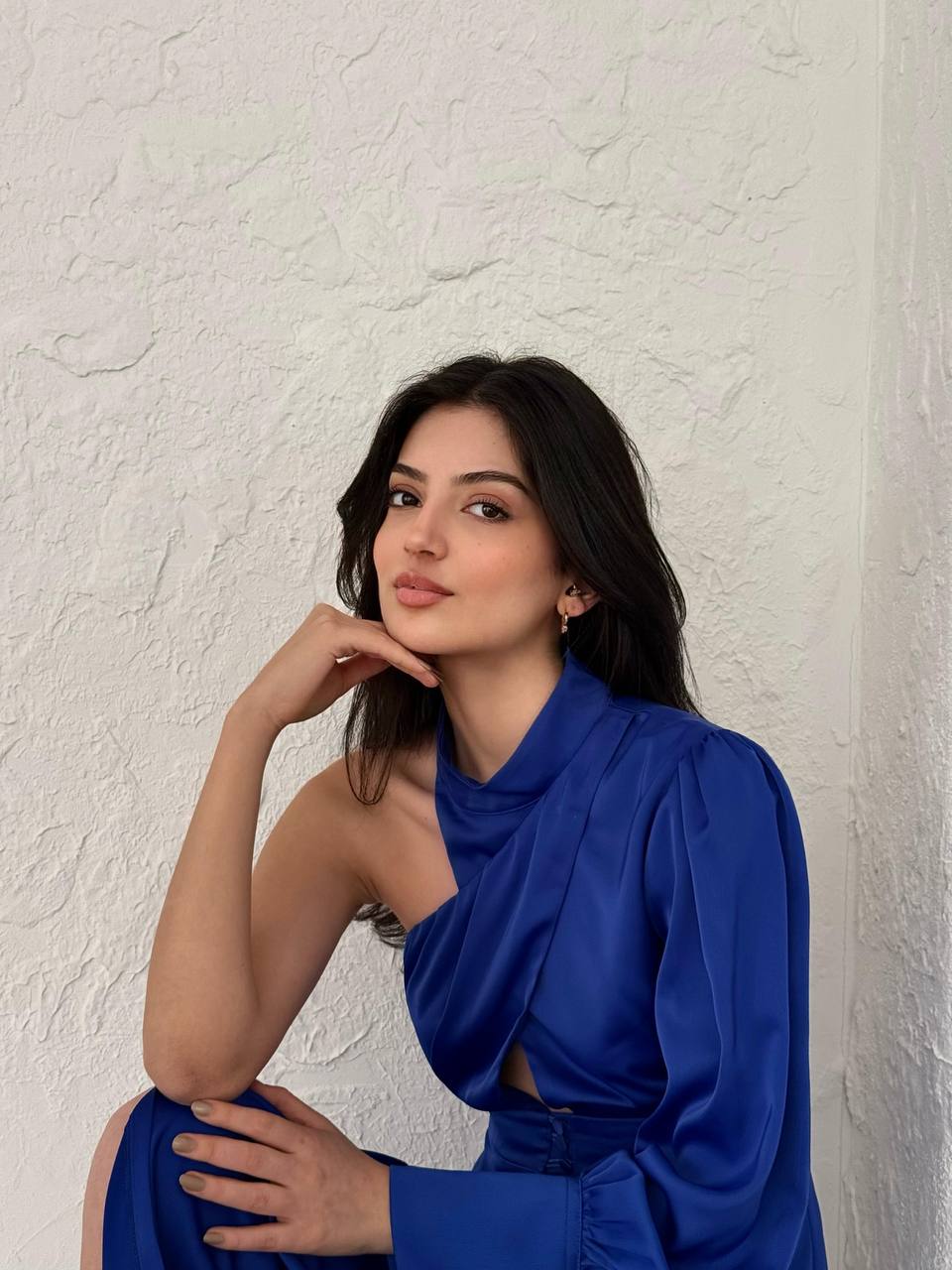 Plava satenska midi haljina s asimetričnim dizajnom