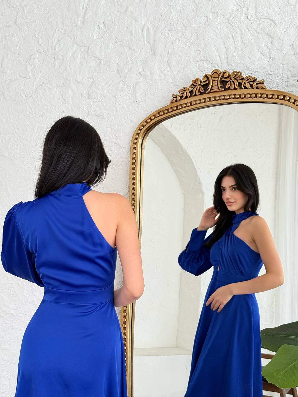 Plava satenska midi haljina s asimetričnim dizajnom